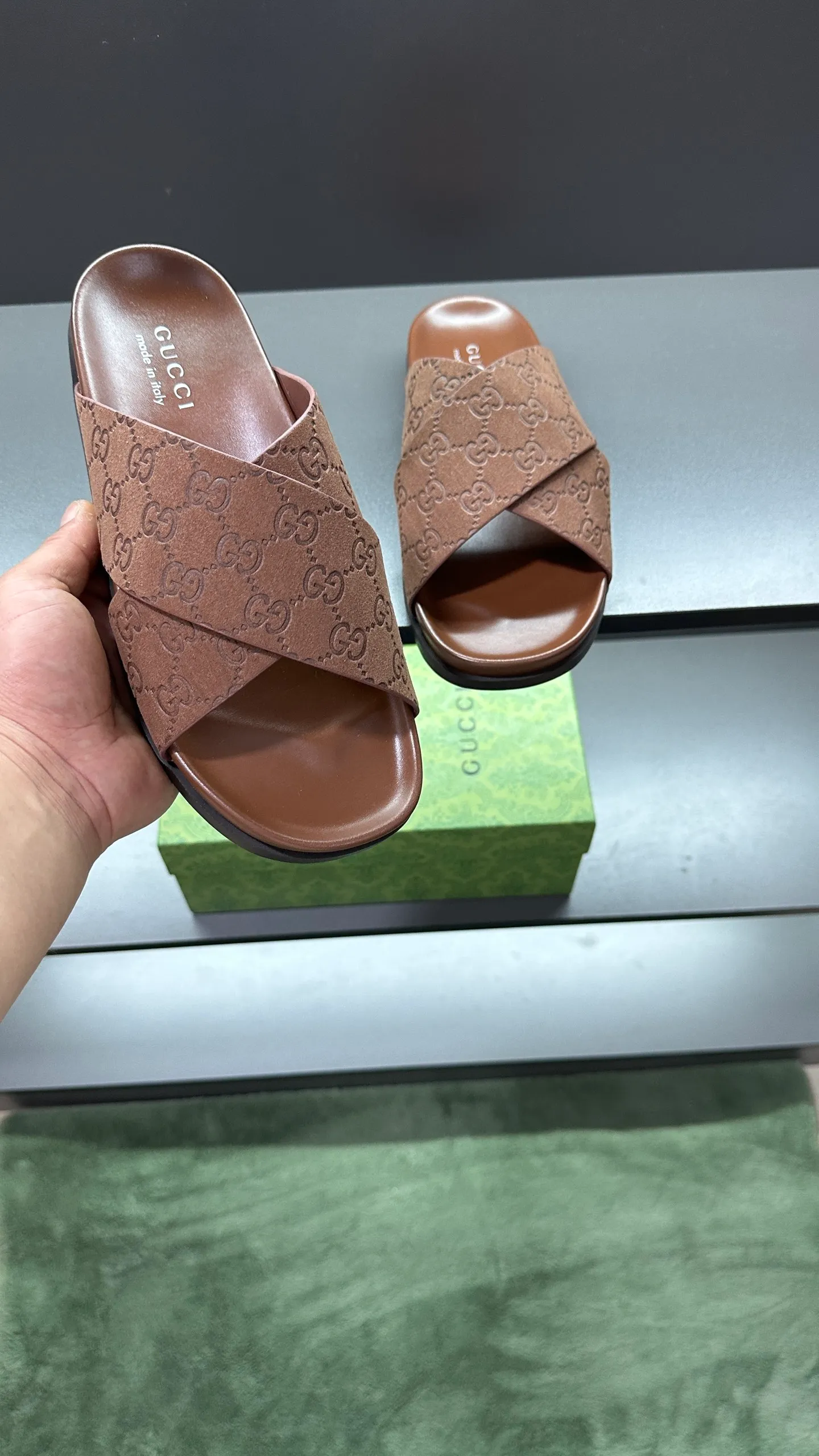 [G Home New Style] P: 300💰Men's size 39~45, (46. Customized) This slipper is made of GG polyester fiber and is decorated with a Gucci label on the front, which adds a striking logo feel to the style. "Gucci Made in Italy" stamped label Rubber sole Flat Made in Italy